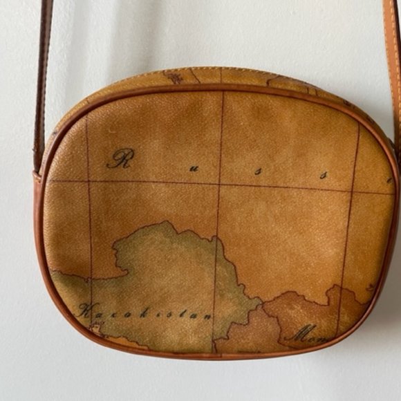 Alviero Martini Crossbody Bag htf Excellent condition Perfect For Spring - Picture 8 of 10